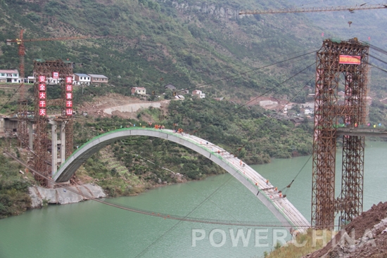 中南院设计的大跨径箱型拱桥主拱圈顺利合龙