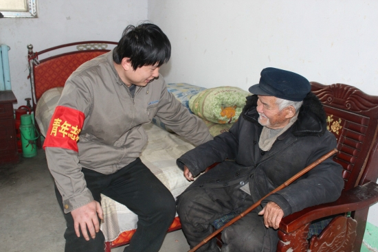 山东电建一公司志愿服务者到敬老院开展关爱孤寡老人活动.jpg