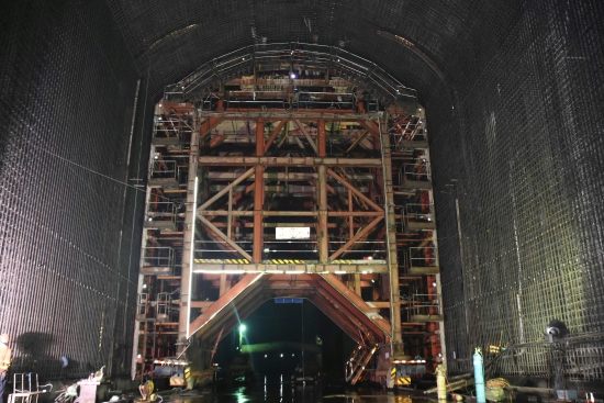 这一天,是一个对世界水电发展史有重要影响的日子。 8月3日,经过全体建设者6年的精心筹备和日夜奋战,装机规模仅次于三峡工程、在建规模世界第一的白鹤滩水电站主体工程全面开工,金沙江将再添一座千万千瓦级巨型水电站。 由水电十四局承担施工的左右两岸8座尾水调压井,以其规模宏大、工艺精湛引发业内专家和同仁的首肯8个圆筒式尾水调压室直径43米~48米,为世界已建跨度最大调压室;圆筒式尾水调压井规模世界第一;地形地质条件复杂程度、施工技术难度在水电建设史上首屈一指三峡集团董事长卢纯点赞说:上百米深的巨大工