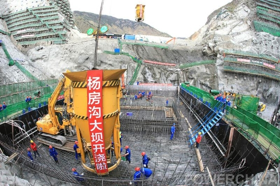 大壩首倉混凝土澆筑現場1_副本.jpg