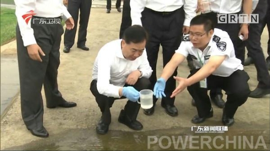 李希书记舀水.jpg
