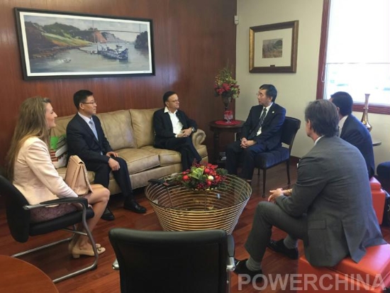 晏志勇一行与巴拿马地铁公司总裁.jpg
