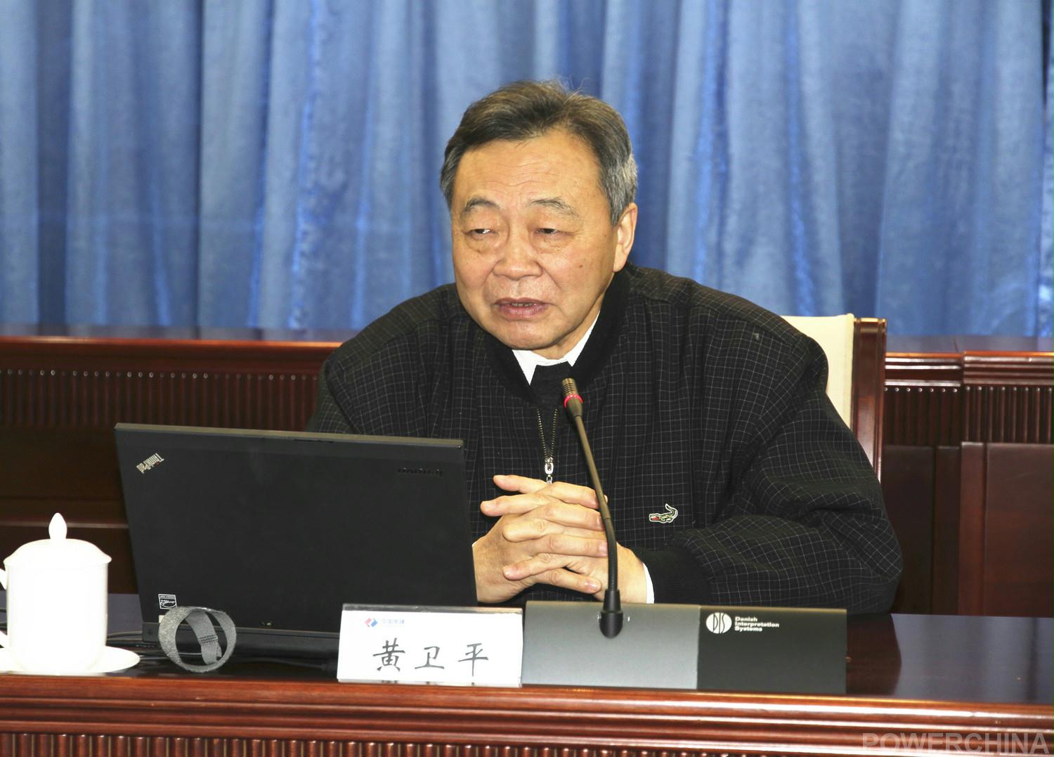 黄卫平为学员授课