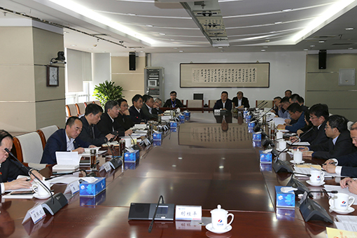 公司党委中心组集中学习研讨十九届四中全会精神.jpg