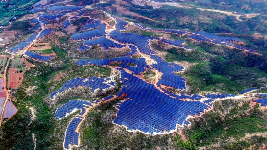云南大姚大平地光伏項目首批方陣并網