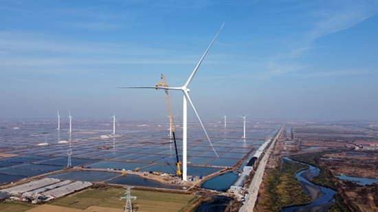 全國陸上首臺8.5MW風(fēng)力發(fā)電機(jī)組吊裝完成