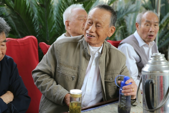 老党员积极畅谈与建言.jpg
