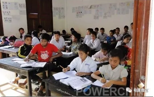 当地儿童在移民村小学上课.png