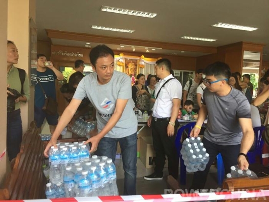 志愿者小组在行动,第一时间运送水和食品等物资到现场.JPG