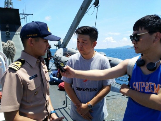 志愿者承担泰国海军和媒体之间交流的翻译工作.jpg