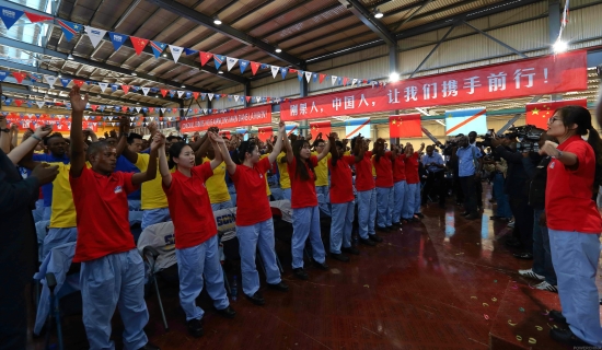 2、中外员工携手共进.jpg