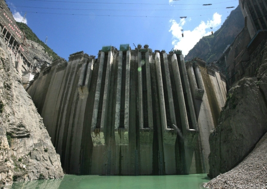 锦屏一级水电站305米高拱坝