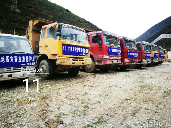 3、抢险机械设备整装待命.jpg