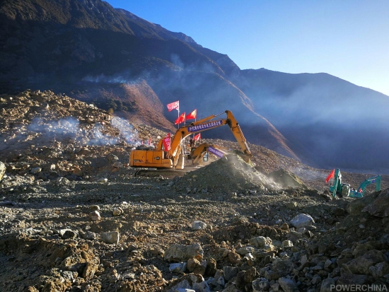 首台机械到达坝体.jpg