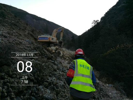 现场开辟道路.jpg