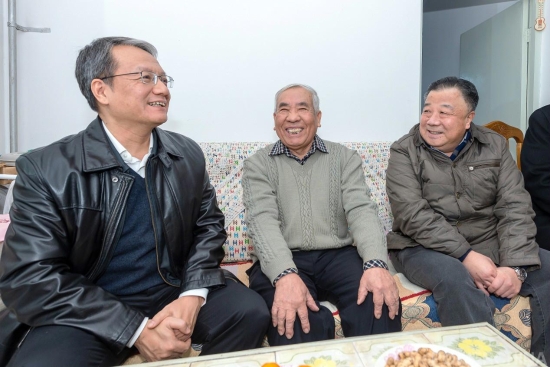 看望76岁的老党员、天津市劳动模范刘志珍.jpg