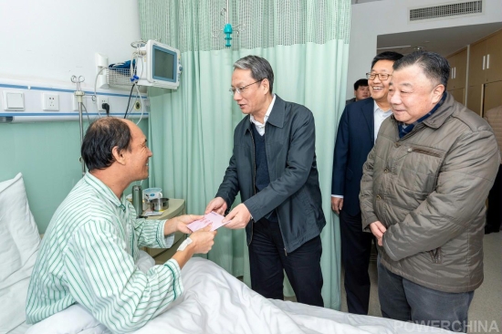 慰问大病职工潘美峰.jpg