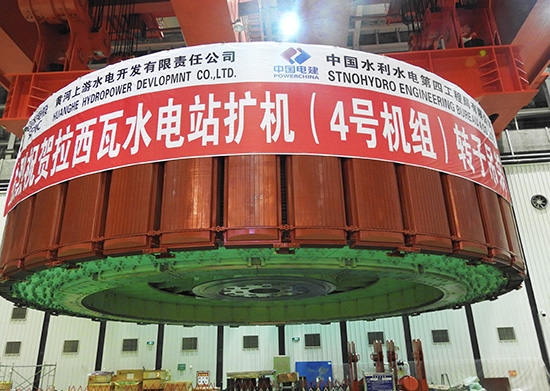 拉西瓦水電站4號機組轉子順利吊裝