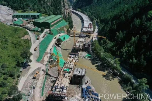 青海加西公路项目大通1号特大桥右幅全线贯通