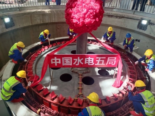 亞洲最大混流式泵站首臺機(jī)組轉(zhuǎn)子吊裝成功