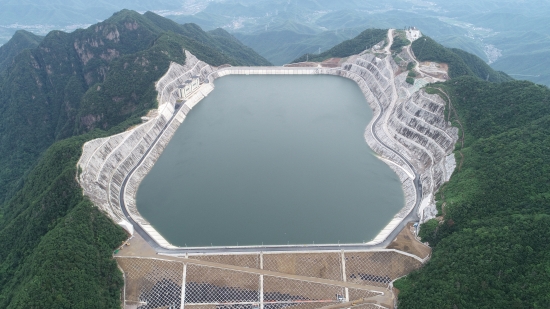 6月30日,经过数年来的顽强拼搏,广大建设者们实现了长龙山抽蓄电站6台