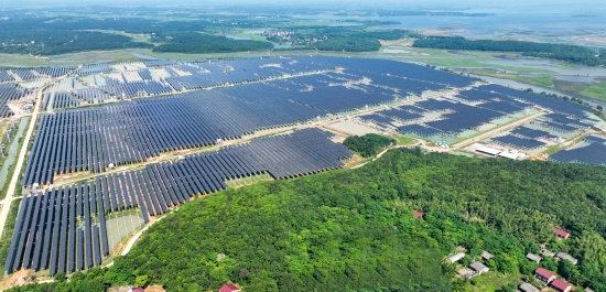 撫州東鄉200兆瓦漁光互補光伏發電項目全容量并網發電