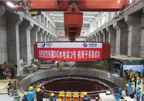 西藏在建最大水電站2號轉子吊裝