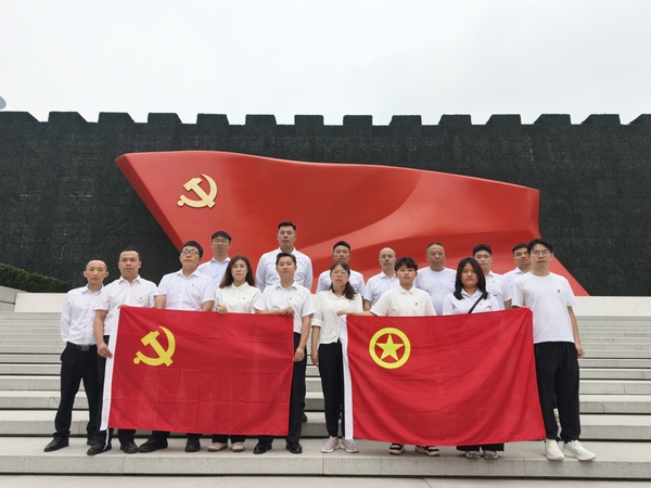 参观中国共产党历史展览馆(1)(摄:四公司 田松林).jpg