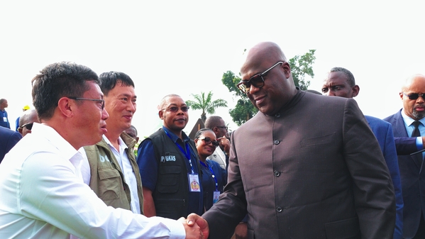 刚果(金)总统与水电十四局刚果(金)公司负责人亲切握手.jpg