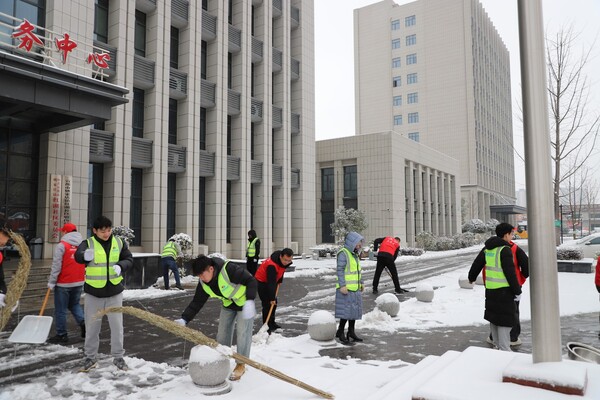 宜都项目公司组织全体志愿者清扫红湖社区道路积雪-摄影1-熊倩.JPG