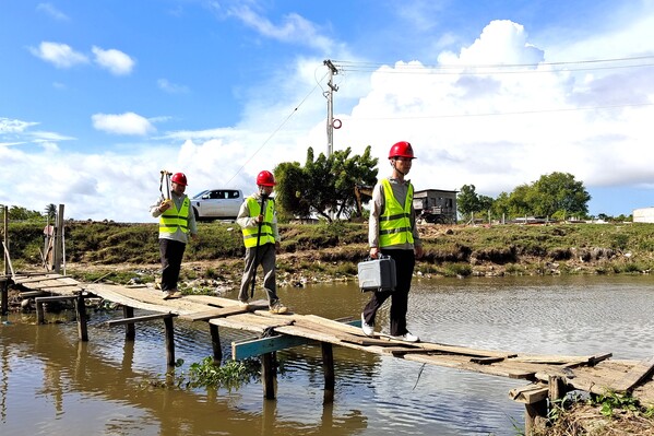 圭亚那GPL053输变电EPC总承包项目建设者们深入项目现场勘探.jpg