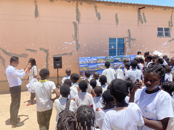 “筑梦非洲 点亮未来”主题活动内容,主要是向库内内省Cuvelai市捐赠太阳能路灯100套、10kw50kwh太阳能发电站1座,以实际行动融入当地建设,有效解决了Cuvelai市部分路段及学校照明不良的问题。.png