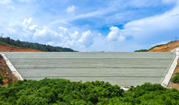 大坝正面(1).jpg 大坝正面(1).jpg