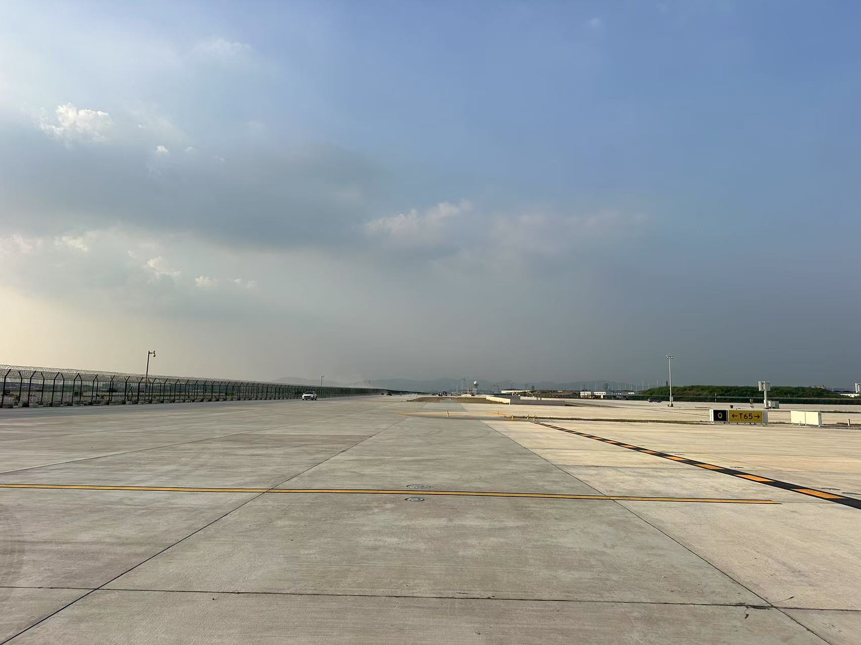 白云滑行道.jpg 白云滑行道.jpg