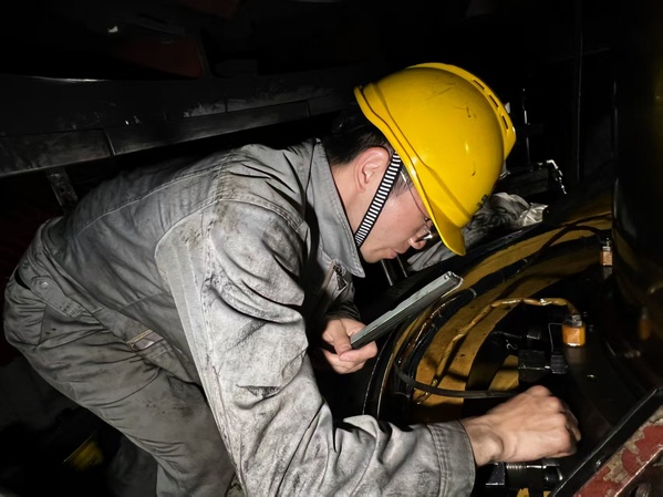 开展检修工作 (1).jpg