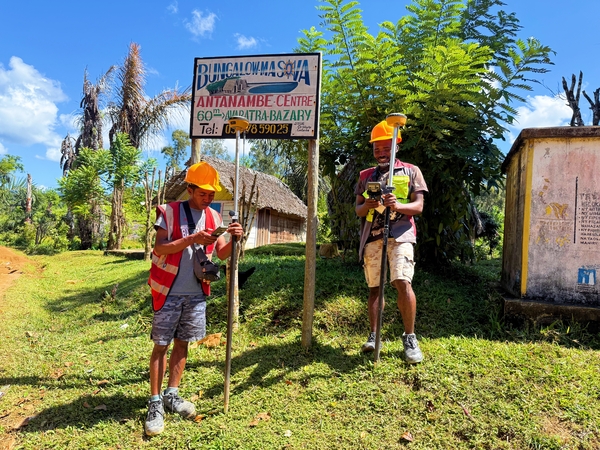 测量工RANAIVOSON Micky和ZANDRE Mino Fugelin.jpg