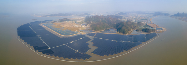 1.中国最大潮间带光伏发电项目——浙江象山长大涂滩涂光伏项目.jpg