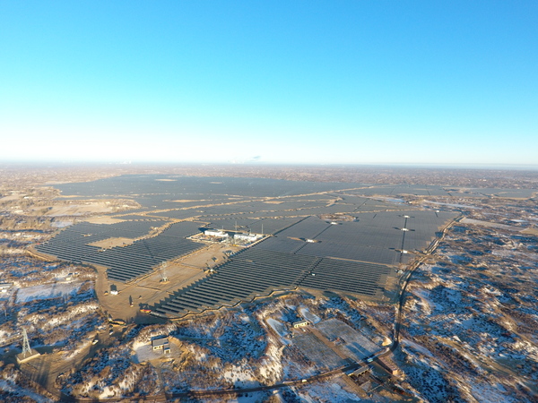 榆林江山永宸新能源有限公司330MW光伏发电项目,截至2017年国内最大的集中式光伏发电项目.JPG