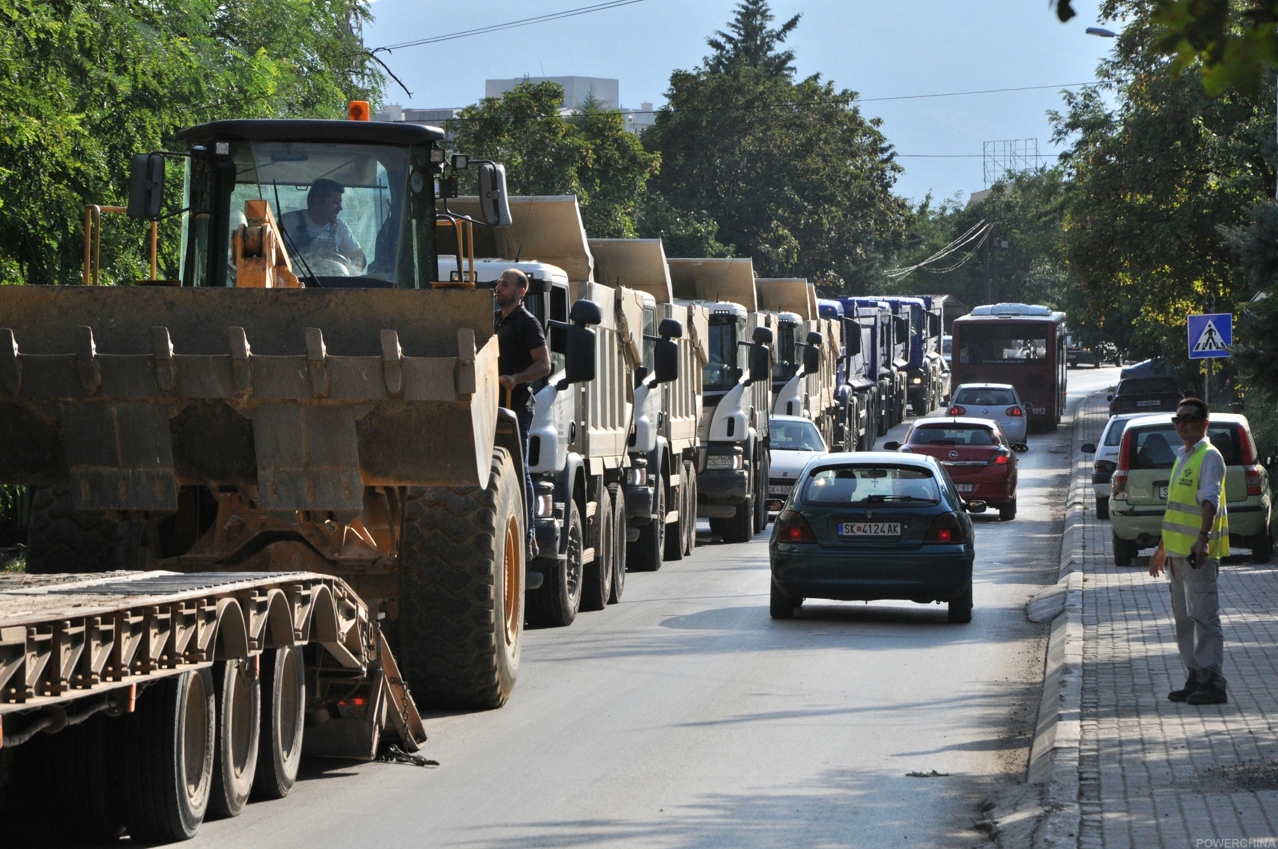 救援车队开赴斯科普里
