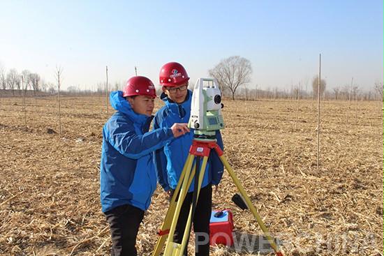 测量队队长李凯悉心传授测量技巧和注意事项