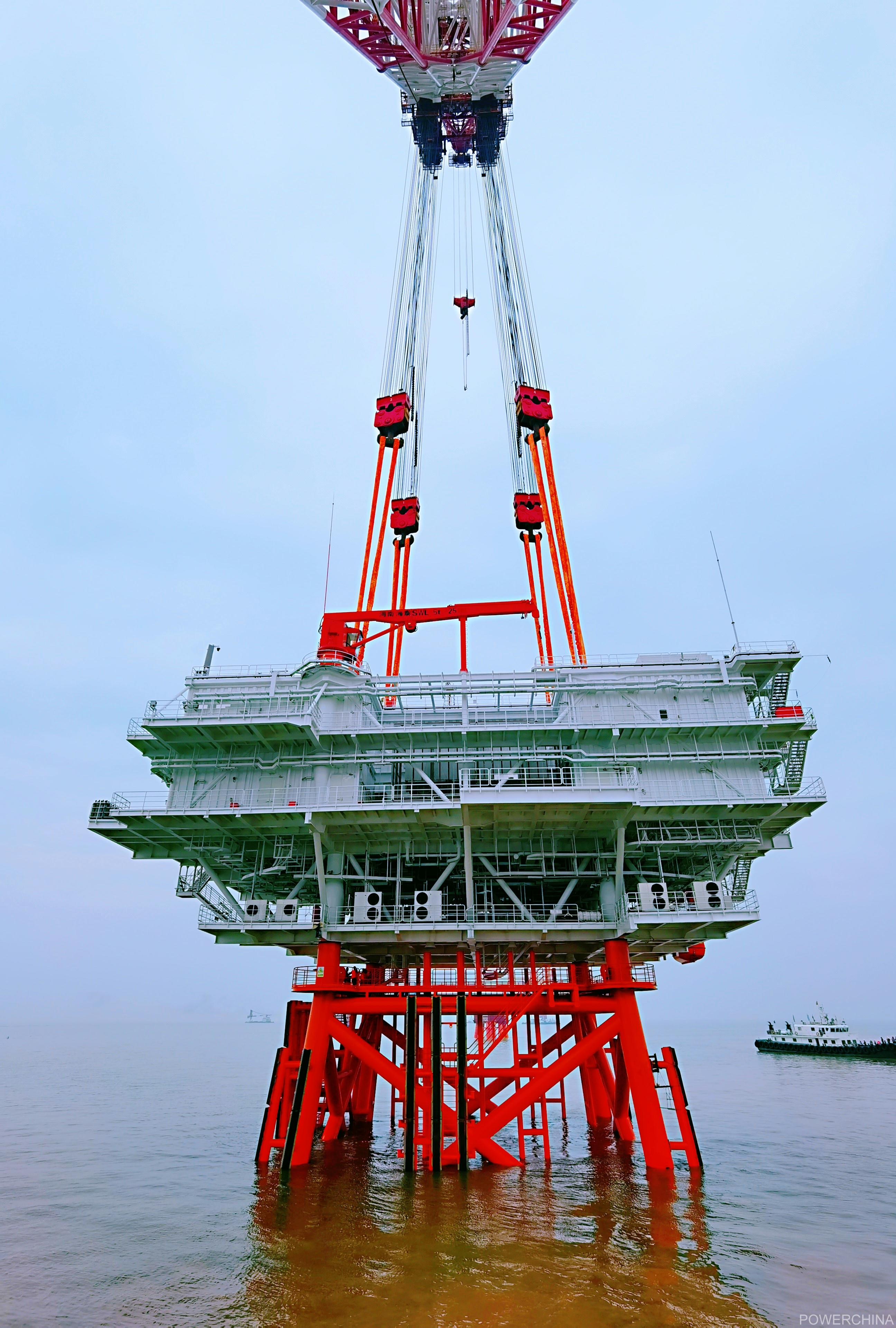 浙江容量最大的海上升压站吊装成功
