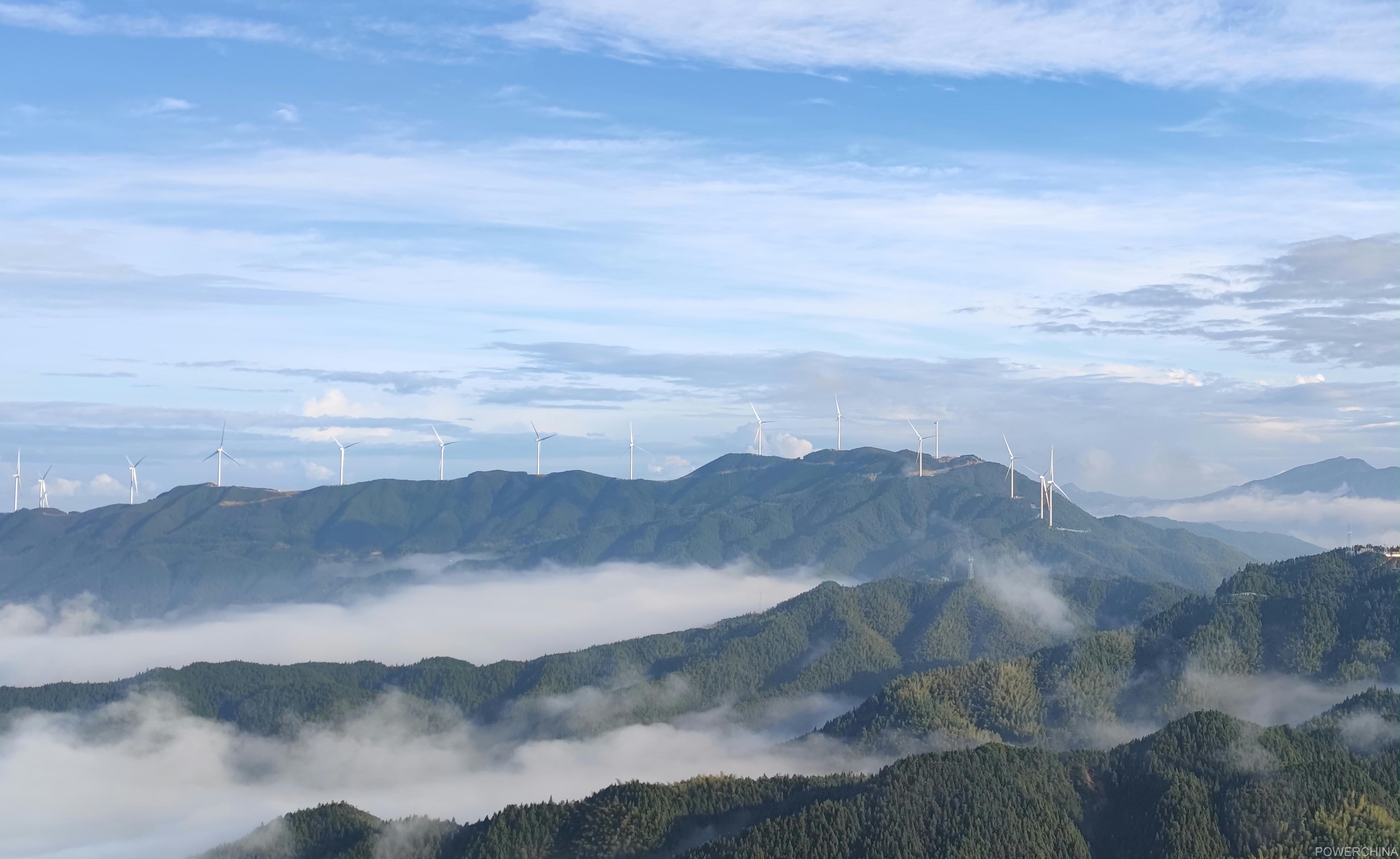 9月24日,由电建集团投资建设的湖南郴州石盖塘风电场实现首批风电机组