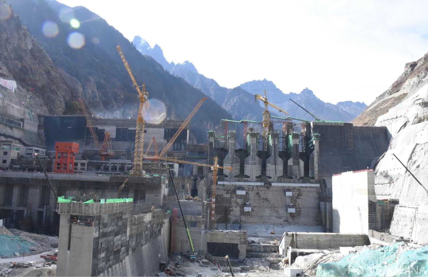 西藏dg水电站大坝主体碾压混凝土浇筑到顶