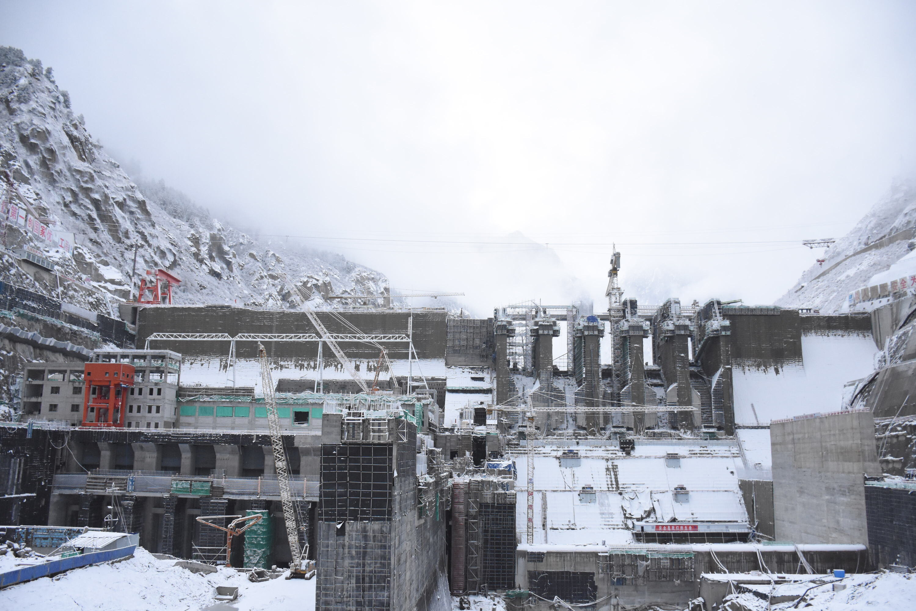 银装素裹的dg水电站