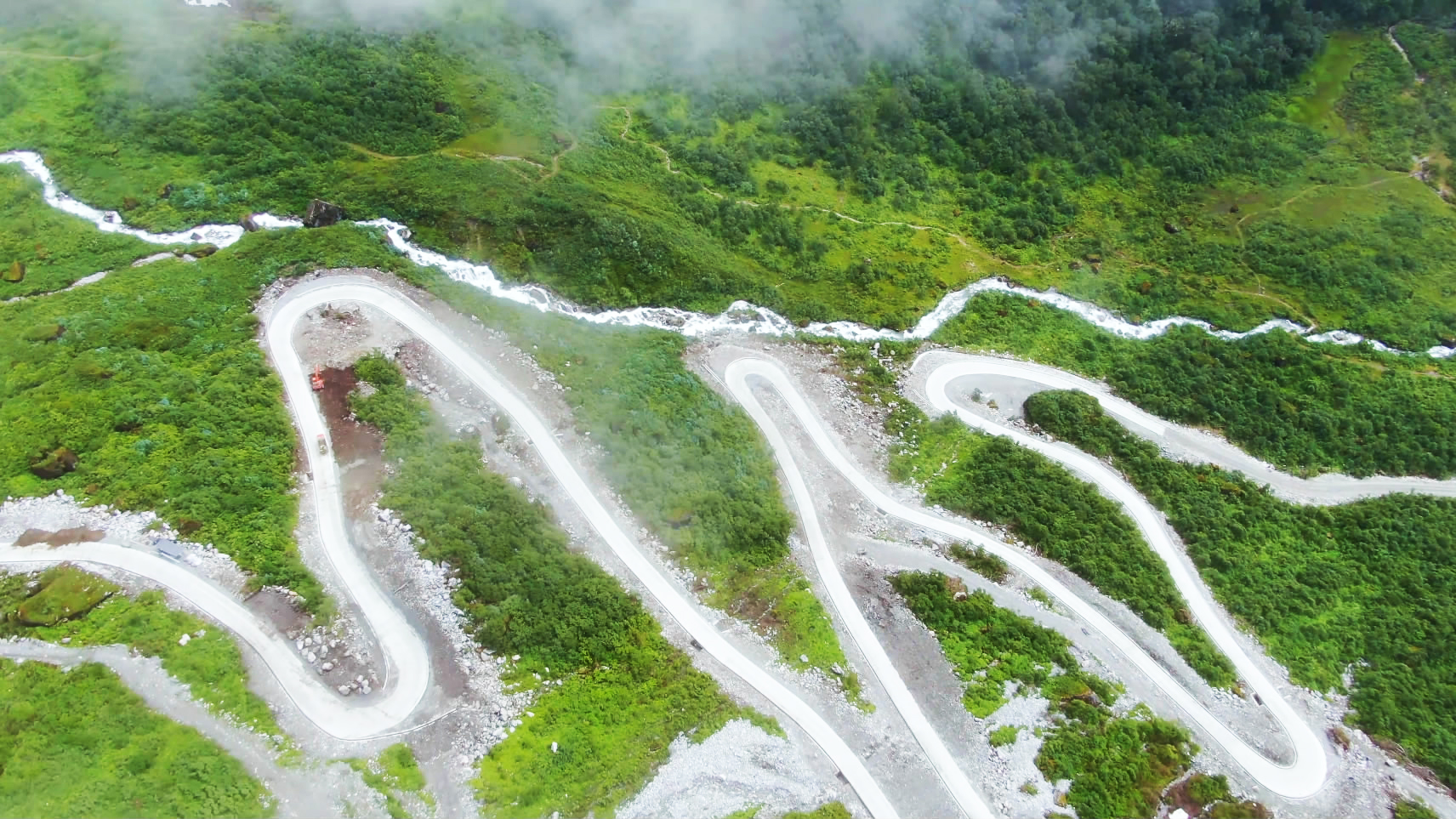 崇山峻岭间的派墨公路