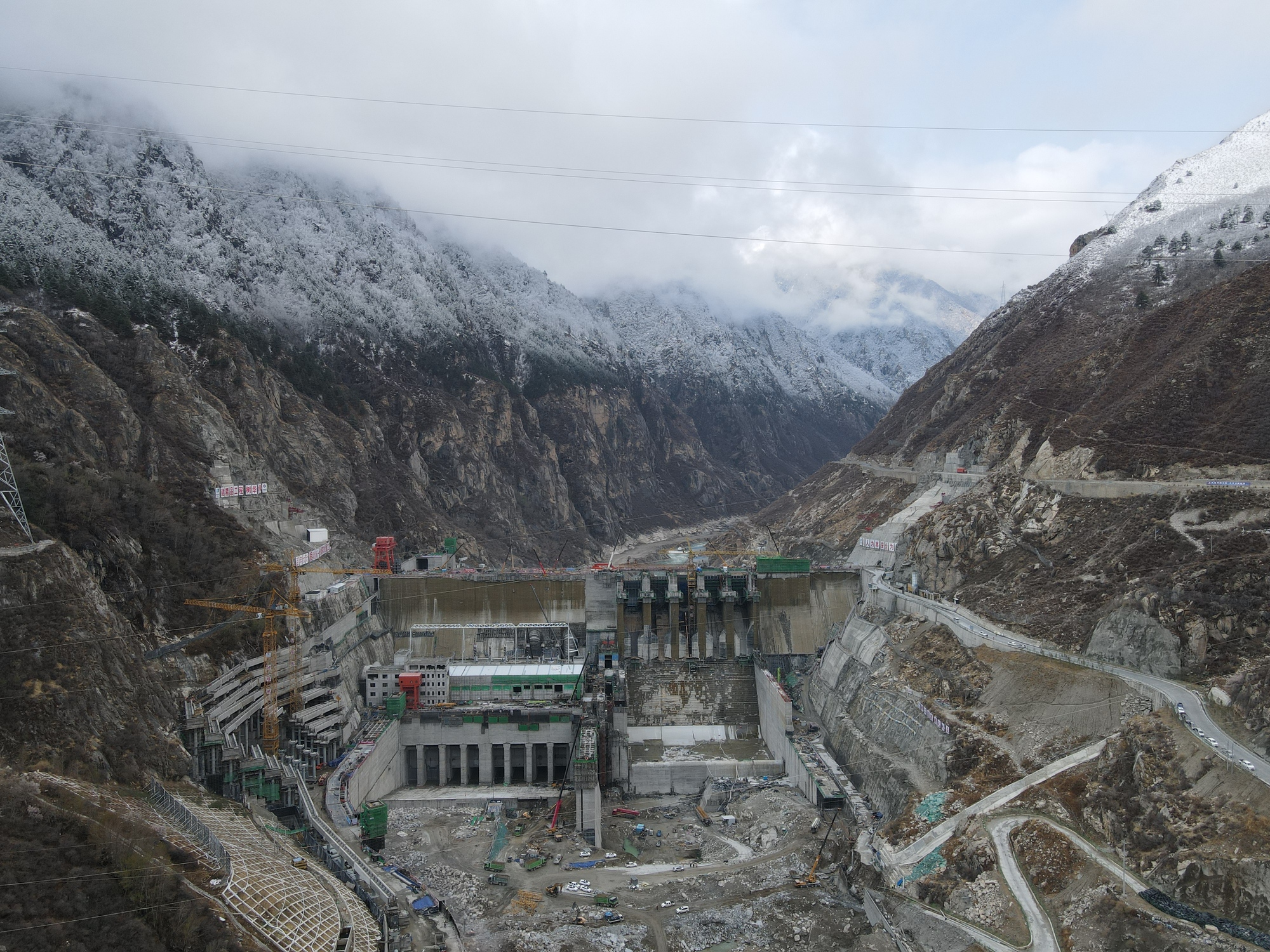 国家重点水电工程西藏dg水电站大坝全线到顶