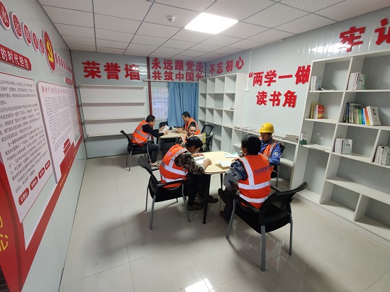 工人在夜校学习