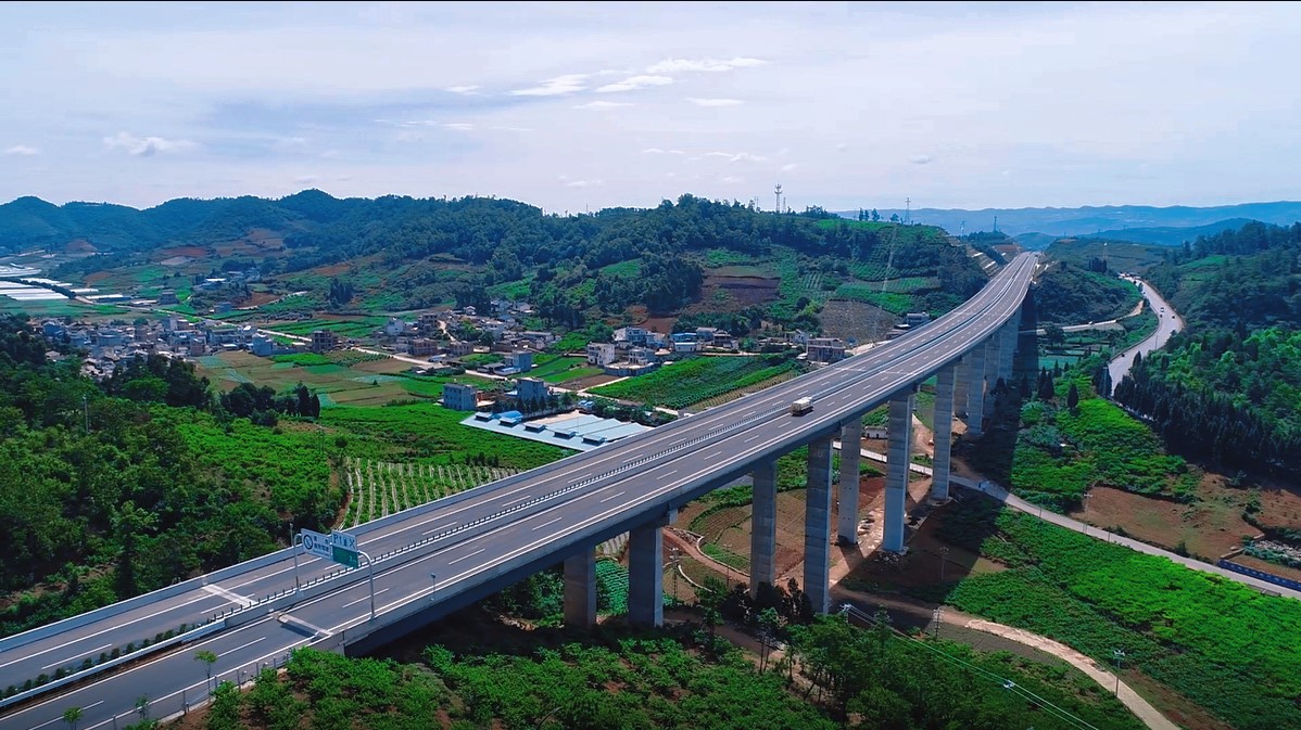 公司所属电建路桥公司投资建设的云南红河州石林至泸西高速公路项目