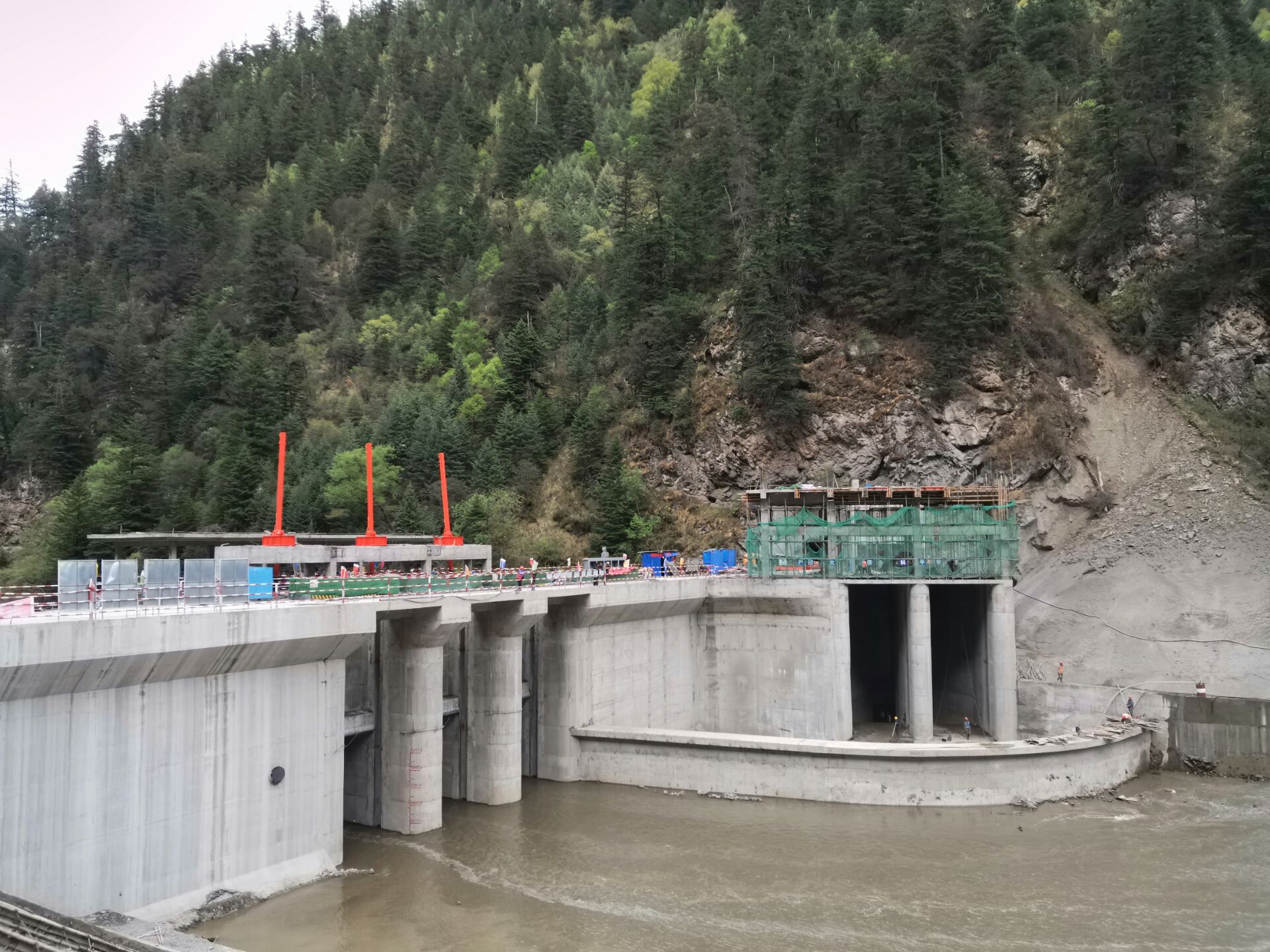 俄日水电站提前完成导流洞封堵安全度汛