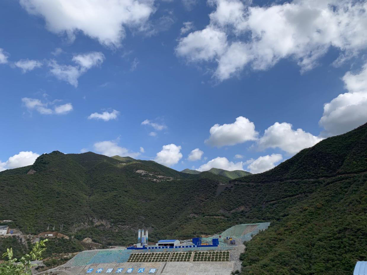 近日,水电八局承建的东庄水利枢纽导流洞工程出口围堰实现整体一次性